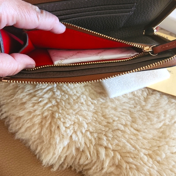 NWT IOB Dooney & Bourke Elephant Pebbled Leather Wallet 🩶🐘♥️ - Picture 11 of 16